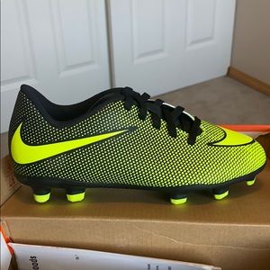 Nike bravata cleats size 1Y boy or girl
